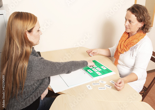 Logopädin und Patientin bei der Therapie