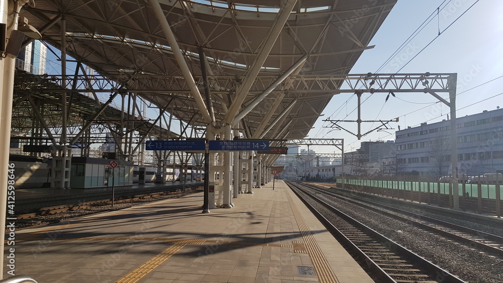 Obraz premium Waiting for KTX @Seoul Station, South Korea