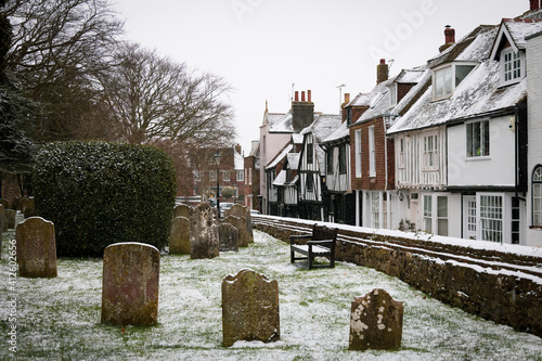 Fototapeta Snowy churchyard in Rye, East Sussex, England