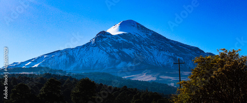 El Pico de Orizaba, la montaña más alta de México se cubre por un manto blanco de nieve de vez en cuando, esta hermosa montaña es una zona natural protegida.  photo