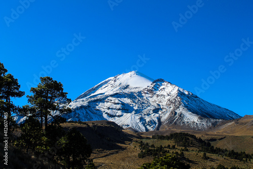 El Pico de Orizaba  la monta  a m  s alta de M  xico se cubre por un manto blanco de nieve de vez en cuando  esta hermosa monta  a es una zona natural protegida. 