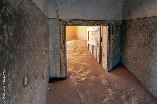 desert house decay © Yury Zap