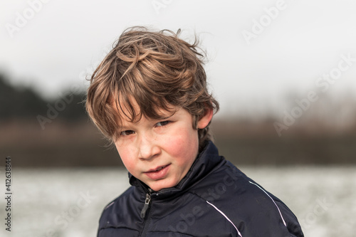jeune garçon blond en hiver