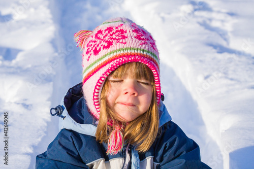 Mädchen fährt mit Schlitten durch tiefen Schnee