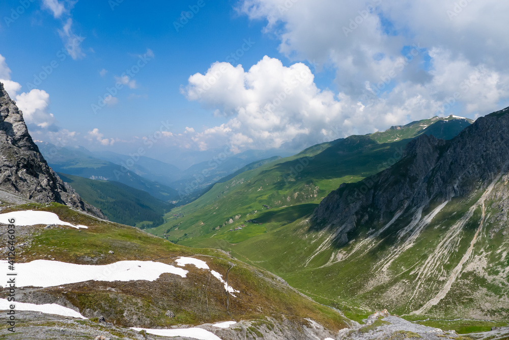 Schöne Aussicht im Frühling in den Schweizer Alpen