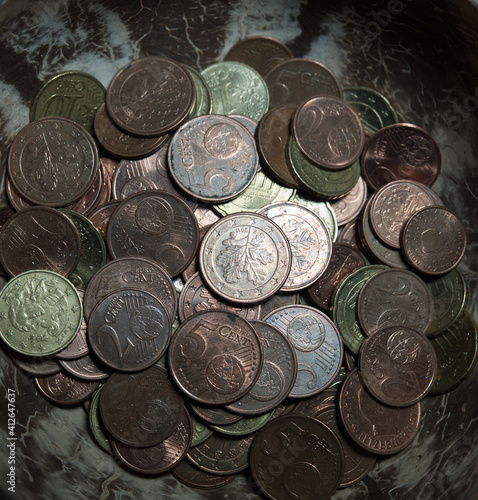 Tableau sur toile Bulk of german coins from topview on black background