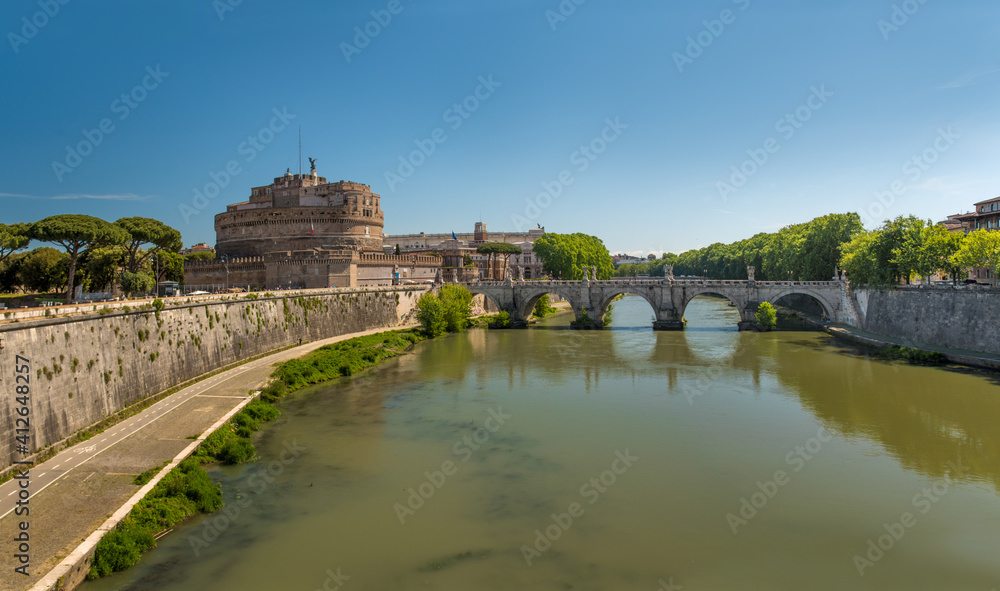 Engelsburg in Rom (erbaut im Jahre 139) mit der Engelsbrücke (Einweihung 134 n. Chr.) über den Tiber. / Castel Sant'Angelo in Rome (built in 139) with the Bridge of Angels (inaugurated in 134 AD) over