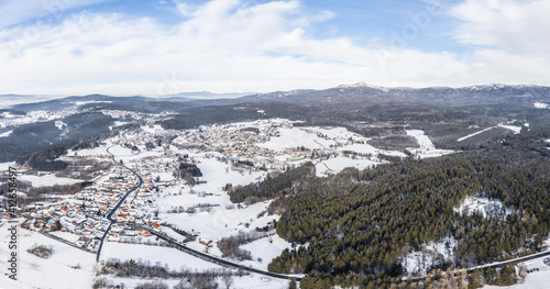 Bild einer Luftaufnahme mit einer Drohne der Ortschaft Riedelhütte im bayerischen Wald mit Bergen Arber Rachel und Lusen im Winter mit Schnee und Eis, Deutschland photo