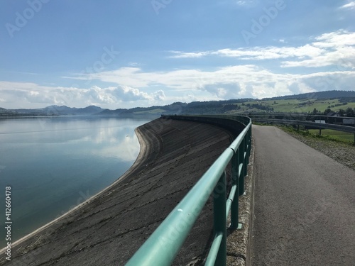 Ścieżka rowerowa nad Jeziorem Czorsztyńskim. 