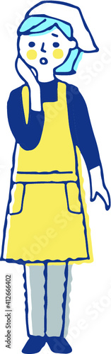 困っている表情のエプロン姿の女性