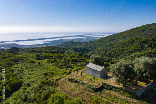 Chapelle vue sur l'étang de Biguglia