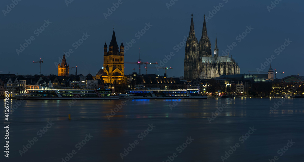 abendliches Rheinpanorama in Köln bei Hochwasser mit Kölner Dom und Großsankt Martin abendliches Rheinpanorama in Köln bei Hochwasser mit Kölner Dom und Großsankt Martin