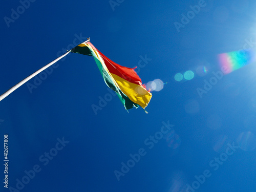 Flagge Boliviens vor blauem Himmel in der Atacama photo