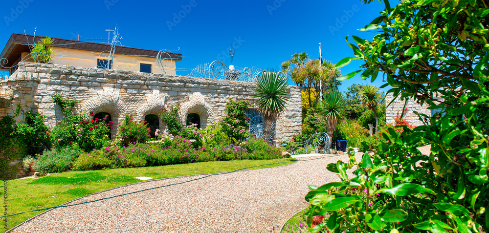 Fototapeta premium AIREYS INLET, AUSTRALIA - NOVEMBER 2015: Amazing building along the Great Ocean Road