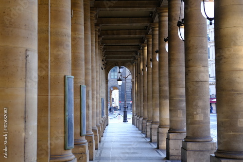 Billede på lærred The columns of La Comédie Française theater in the center
