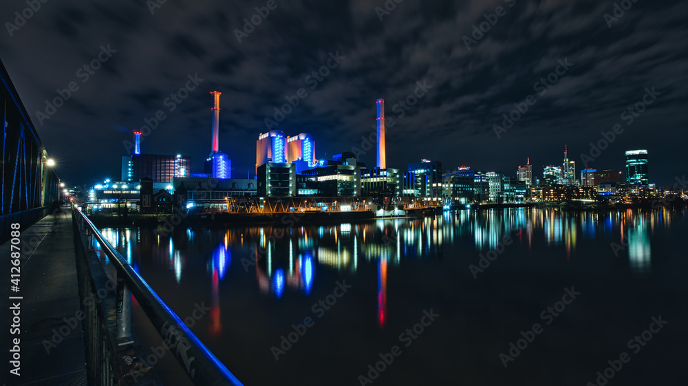 Frankfurt Skyline mit Kraftwerk bei Nacht