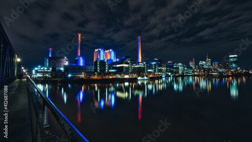 Obraz na płótnie Frankfurt Skyline mit Kraftwerk bei Nacht w salonie