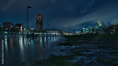 Obraz na płótnie Hochwasser in Frankfurt Nachtaufnahme w salonie