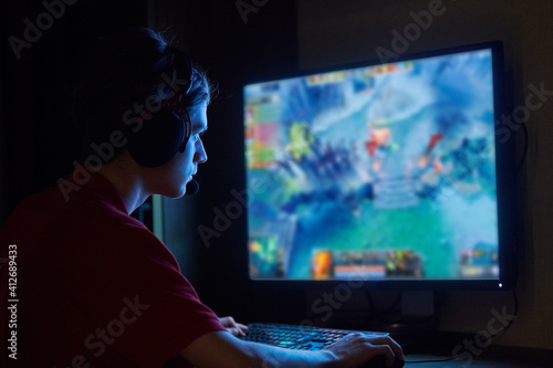 Konstfotografi Playing game on personal computer. Quality assurance tester