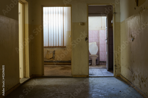 Opuszczone pomieszczenia biurowe i socjalne w biurowcu przeznaczonym do wyburzenia
