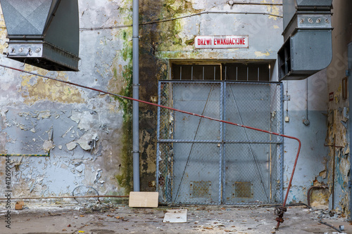 Brama wyjazdowa z nieczynnej hali fabrycznej
