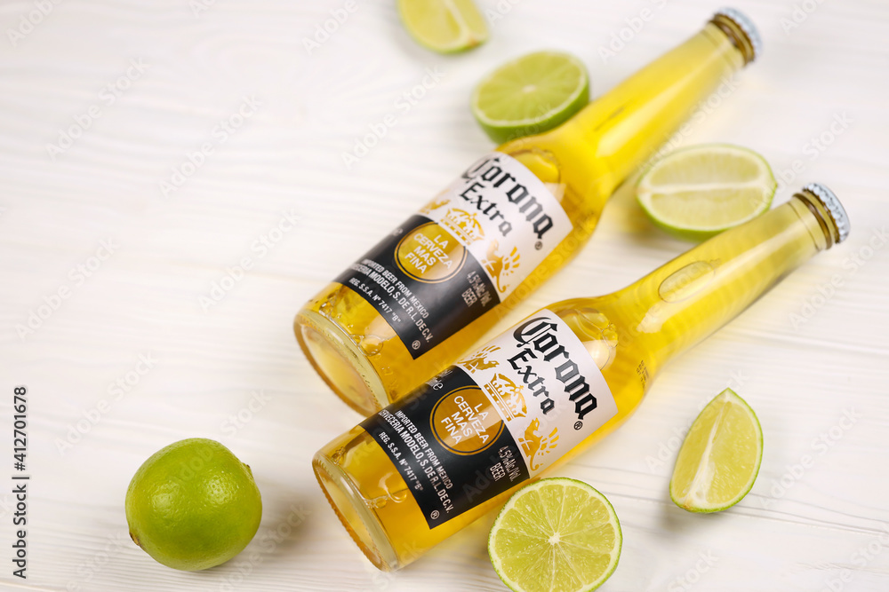 Foto Stock KHARKOV, UKRAINE DECEMBER 9, 2020 Bottles of Corona Extra