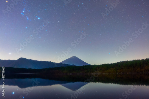 湖面に映る富士 © Hiroaki