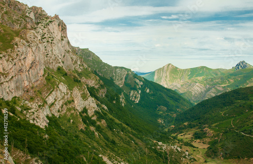 Verde valle en un impresionante paisaje de montaña lleno de vegetación, en Somiedo (Asturias, España). © Dani