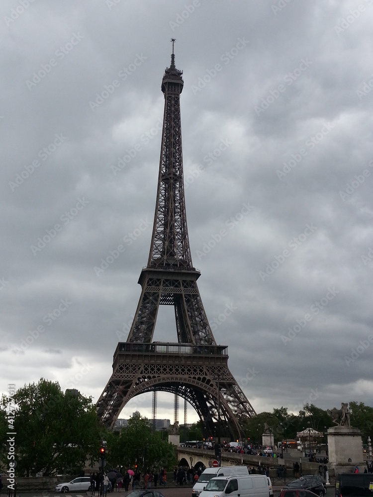Monumental torre metálica que congrega multitud de turistas diariamente en el centro de Paris, Francia