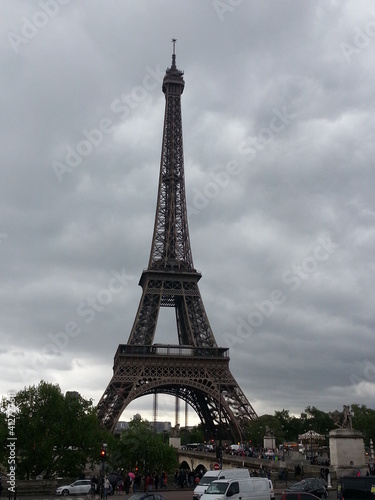 Fototapeta Naklejka Na Ścianę i Meble -  Monumental torre metálica que congrega multitud de turistas diariamente en el centro de Paris, Francia