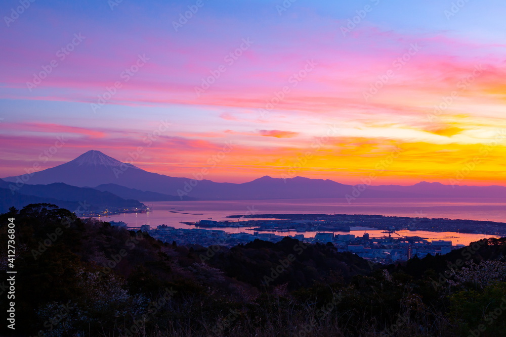 Obraz premium 富士山と夜明けの清水港 静岡県静岡市日本平にて