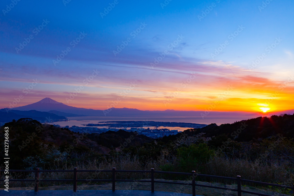 富士山と清水港そして日の出の風景　静岡県静岡市日本平にて