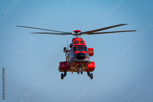 Fototapeta Naklejka Na Ścianę i Meble -  飛行する消防ヘリコプター