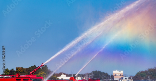 消防車の放水と虹