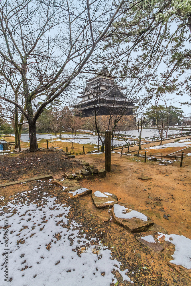 冬の松江城の風景