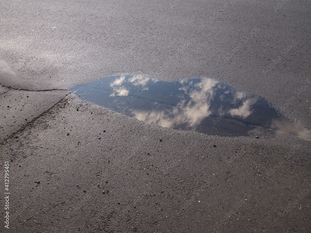 Obraz premium 水たまりにうつる空