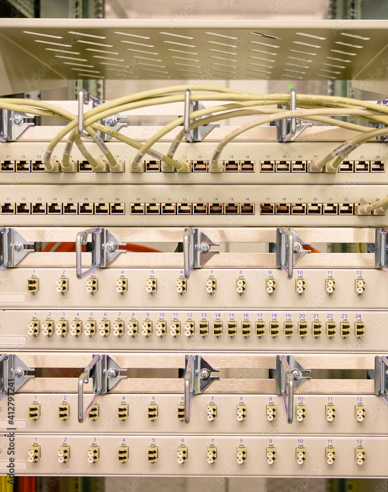 Netzwerkswitch mit RJ45 Netzwerkkabel in einem Rechenzentrum
