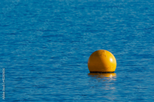 bouée jaune sur lac bleu © Pyc Assaut