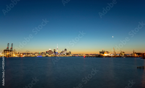 Hafen neben der Skyline von Auckland in Neuseeland am Abend nach Sonnenuntergang 