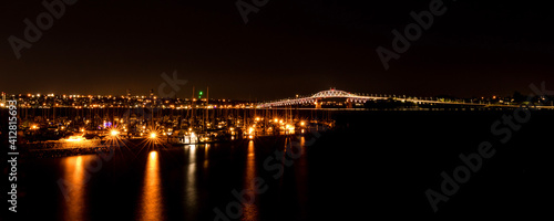 Auckland in Neuseeland mit Hafenbrücke und Hafen