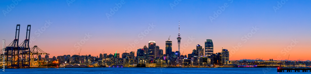 Auckland in der blauen Stunde mit Skyline und Hafen, Meer und LIchtern