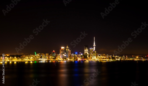 Auckland in der Nacht mit Hafen und Skytower schöne beleuchtet