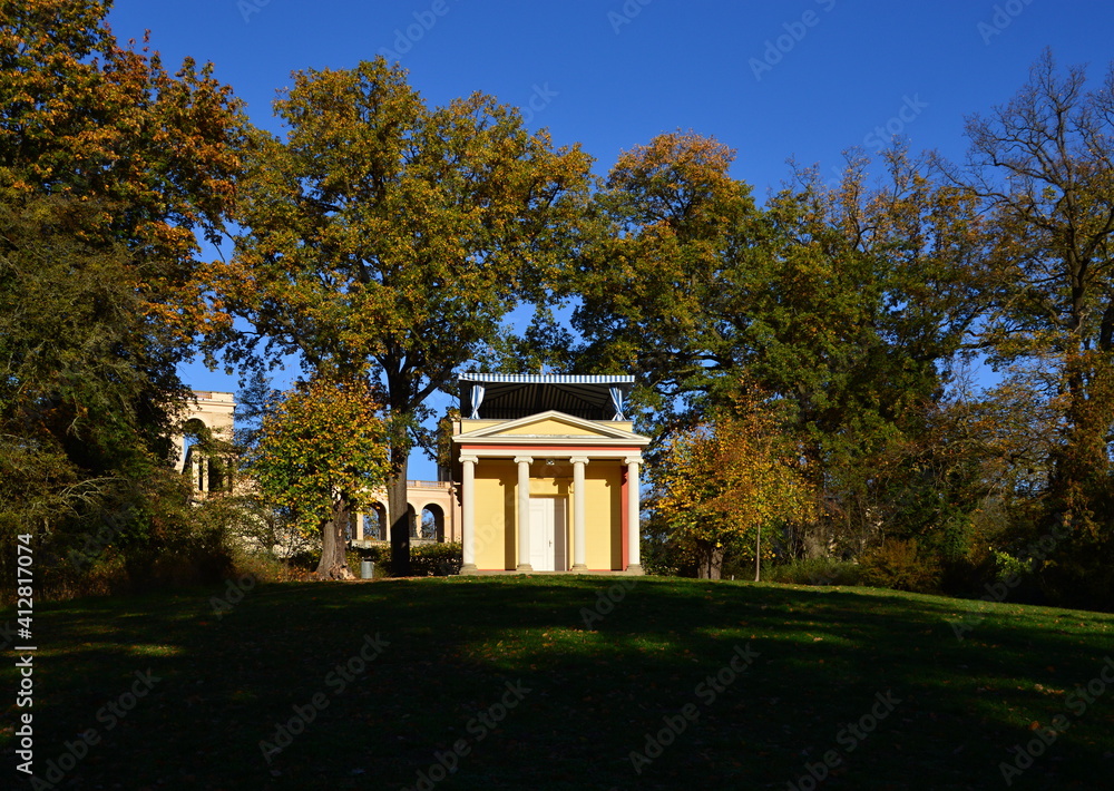 Tempel im Herbst am Schloss Belvedere auf dem Pfingstberg, Potsdam, Brandenburg