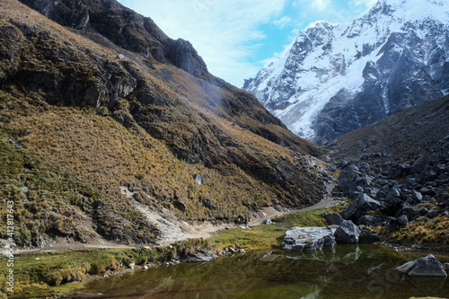 南米ペルー、アンデス山脈の氷河からジャングル地帯を歩いてマチュピチュを目指すサルカンタイトレッキング