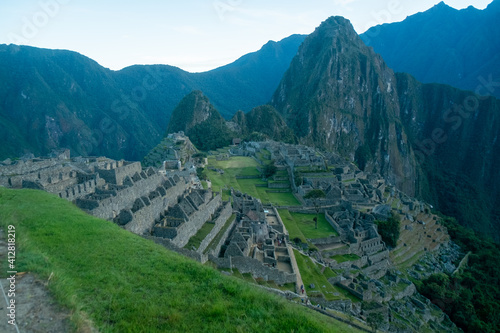 マチュピチュは南米ペルーのアンデス山脈、標高約2,450mの尾根に位置する古代インカ帝国の遺跡。