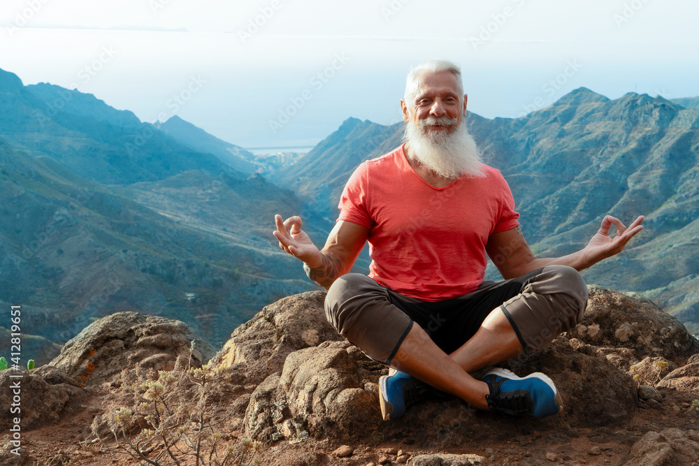 Naklejka premium Senior man greeting sunset