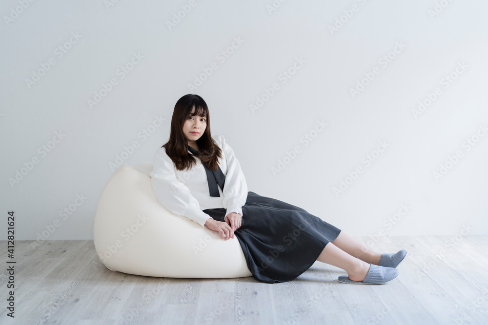 自宅でリラックスする女性 自宅でリラックスする女性