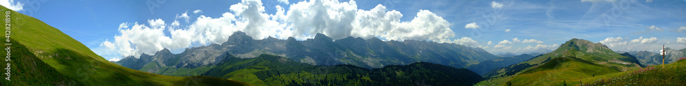 Vue panoramique depuis le col des Annes sur les Confins à La Clusaz, Alpes, France