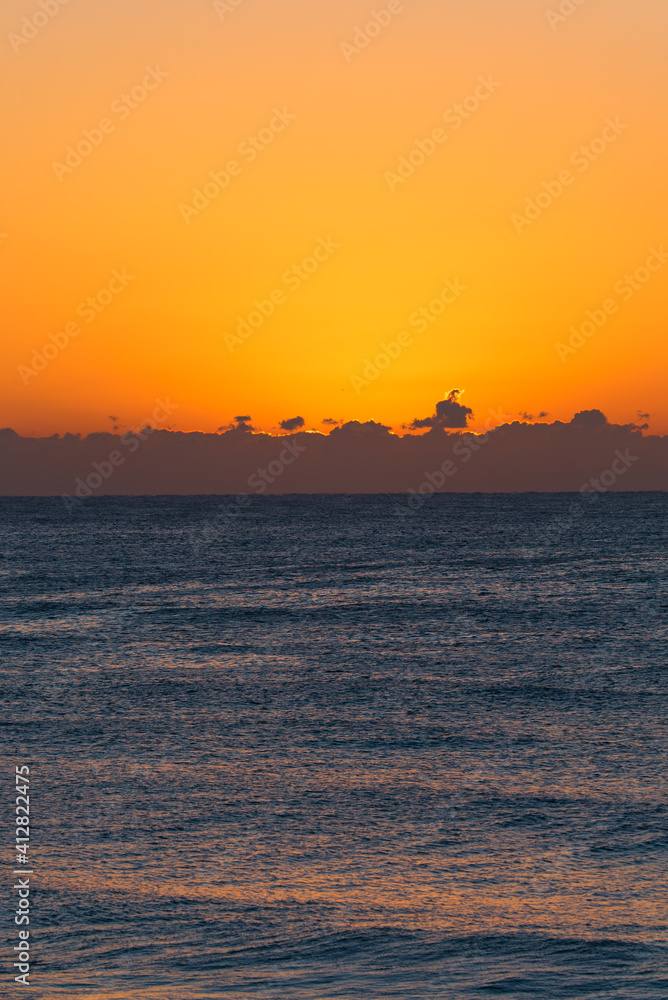 日の出前の空と海(縦) 日の出前の空と海(縦)