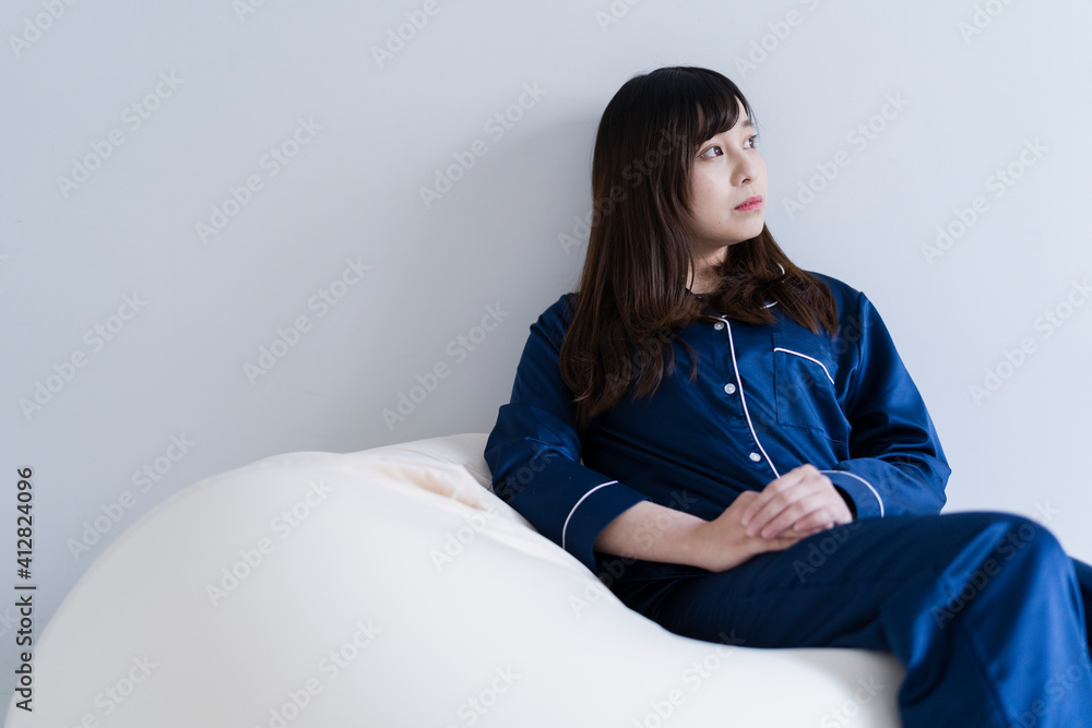 Obraz premium パジャマでリラックスする女性